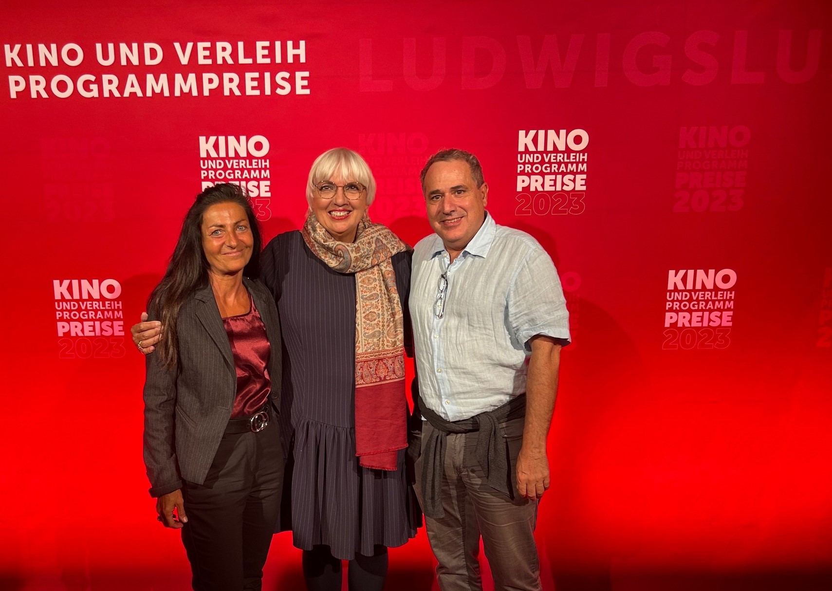 Kulturstaatsministerin Claudia Roth und die beiden Betreiber des prämierten Kinos CasaBlanca in Bad Soden